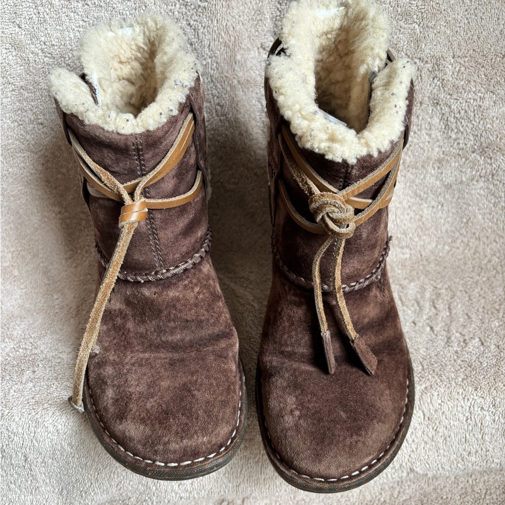 UGG “Cove” Brown Ankle Boots - Picture 3 of 9
